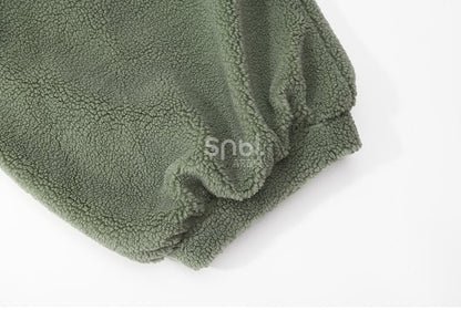 かわいい恐竜の緑のぬいぐるみオーバーオール