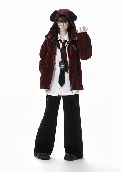 ワインレッドのハイネックパピーイヤーフード付きコート