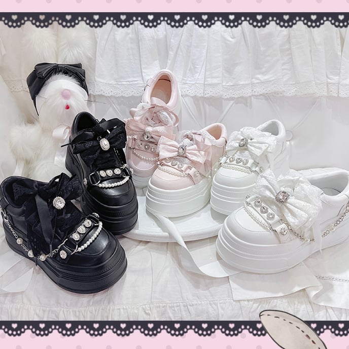 Plateau-Schleife, Jirai-Oberteil, Kettendetail, Strasssteine, klobige Sneakers, weiße Kei-Perlen