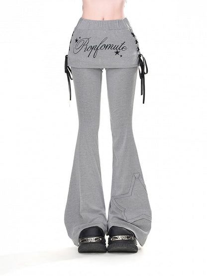 サイドにレースアップディテールが施された、グレーのスターアップリケが華やかなフレアパンツ