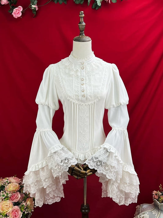 Weiße elegante Bluse mit langen Glockenärmeln