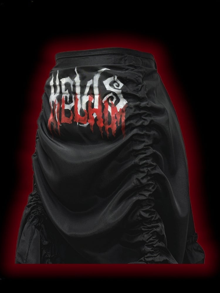 ゴシックなブラックレタープリントのルーシュハイローパンクスカート。クロスチャームウエストチェーン付き。