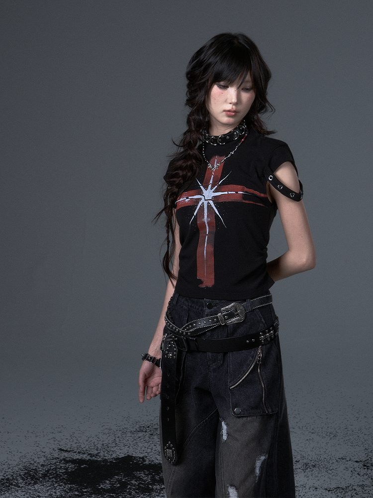 Details Schwarzes Punk-Top mit Ösen, Trägern und strukturiertem Crop-Cross mit rotem Aufdruck
