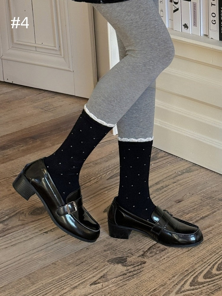 Wadenlange Socken mit gerüschtem Bündchen und Tupfenmuster