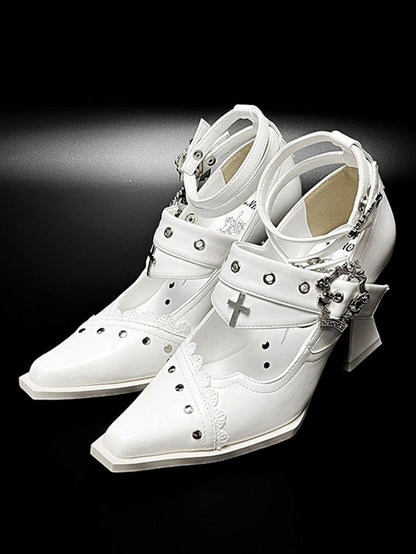 Punk-Spitze-Blockabsätze mit weißen Sargschnallen und Metallkreuz mit gotischen 8,5 cm