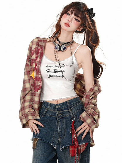 Camisole-Top mit Spitzenbesatz und weißen Buchstaben