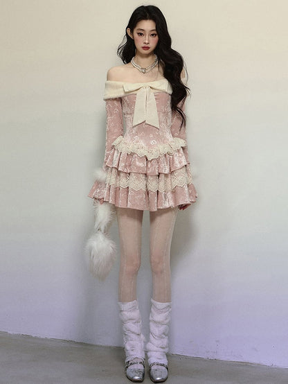 Rosafarbenes, schulterfreies Samtkleid mit Schleifendetails, gestuftem Rüschenrock