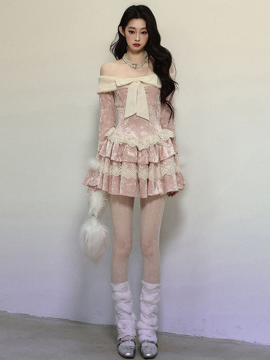 Rosafarbenes, schulterfreies Samtkleid mit Schleifendetails, gestuftem Rüschenrock