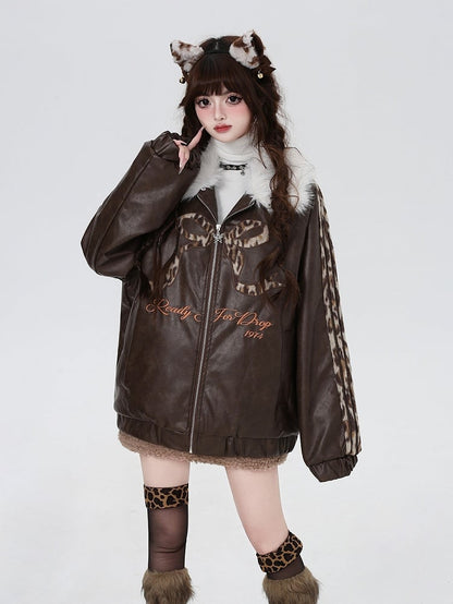 ブラウンの蝶結びと文字の取り外し可能なプラッシュカラージャケット