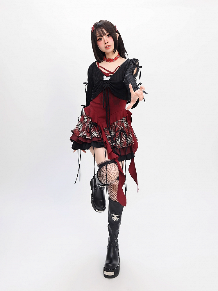 Karierter Stufenrock und rot-schwarz-weiße Schleifendekoration Y2K /