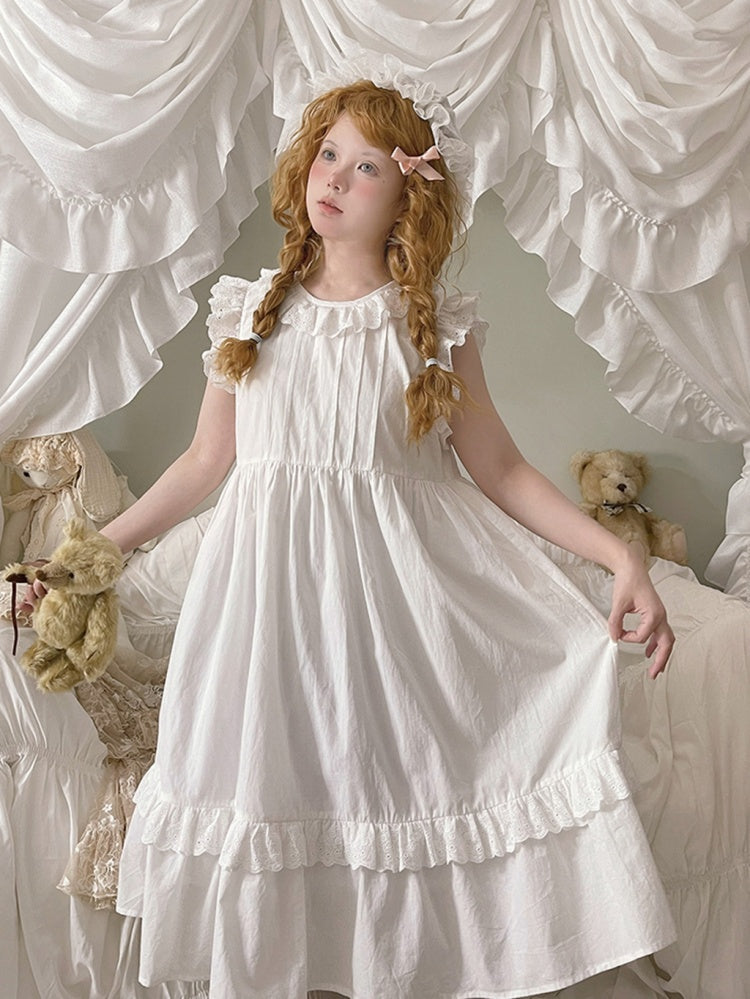 Weißes Kleid mit Ösenbesatz und Flatterärmeln