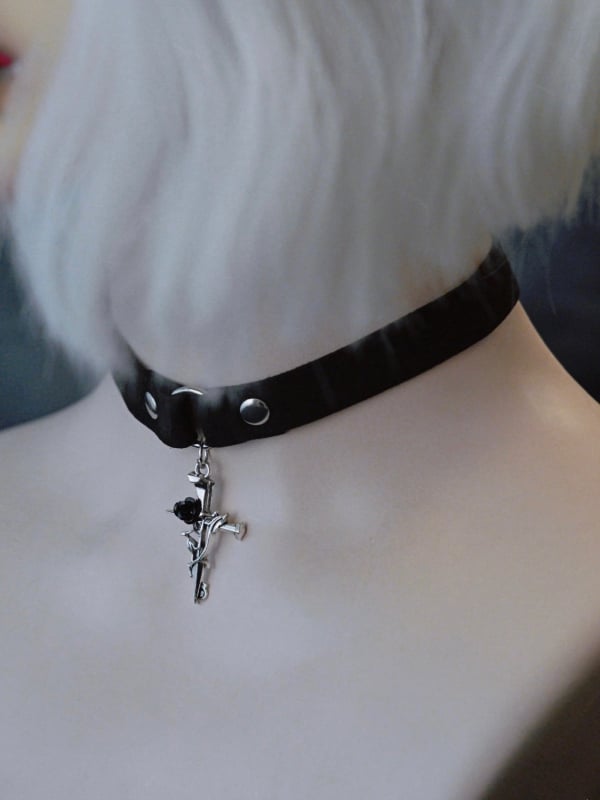 Kreuz verzierter Choker Gothic Anhänger Rosette Schwarz