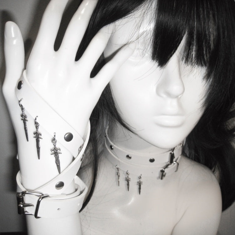 ホワイトスタッドソードペンダントパンクチョーカー