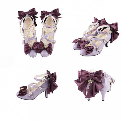 ビーズのハートのクロスデザインのチャームリボン。上部は紫色で装飾されています。