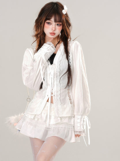 Weiße Spitzenbluse mit Schnürleiste und V-Ausschnitt und Ballonärmeln