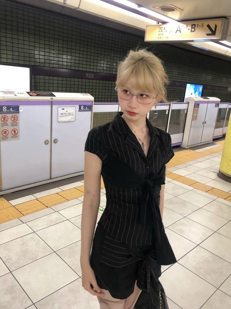 Detail Button Front Placket with Tie Striped Black Bow Shirt