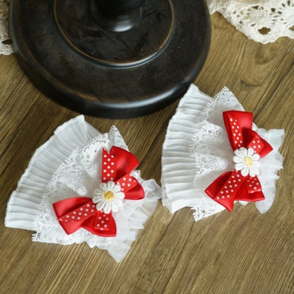 und rote Polka-Akzente am Handgelenk mit weißen, gepunkteten, spitzenbesetzten Schleifen- und Gänseblümchen-Manschetten