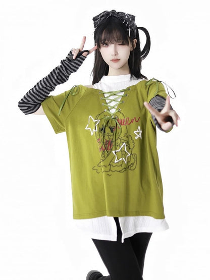 グラフィックTシャツ ネックライン フェイクツーピース グリーン/ブラック カットアウトショルダー レースアップ