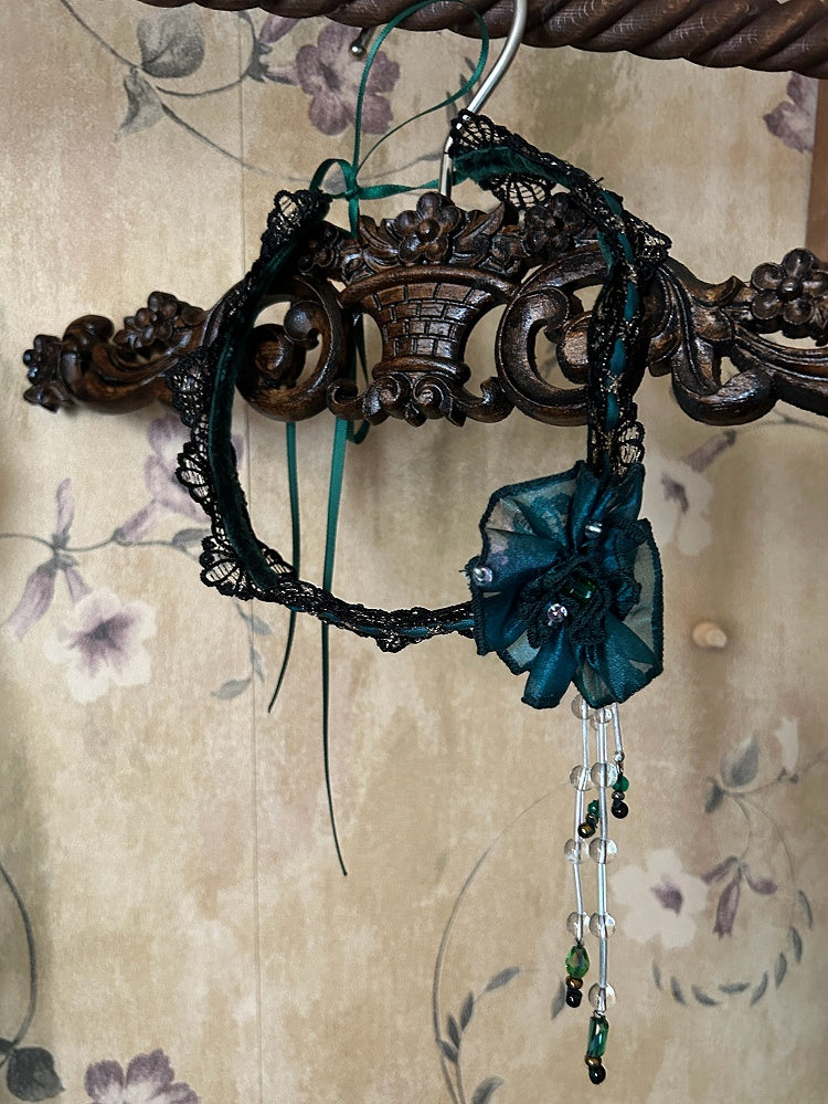 Grünes Blumenhalsband