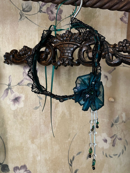 Grünes Blumenhalsband