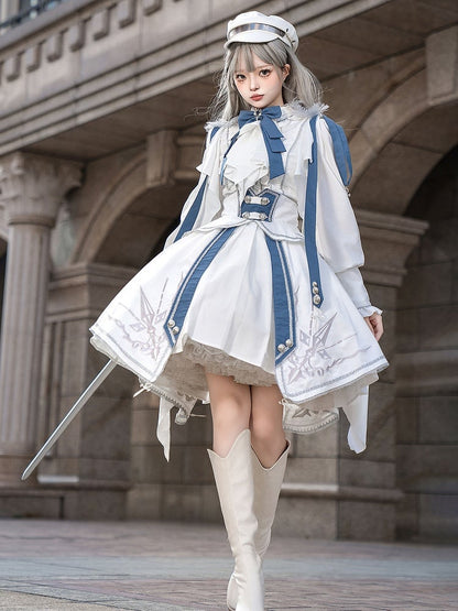 Weißes und blaues Militär-Lolita-Outfit, langärmliges Oberteil, hoch taillierter Rock