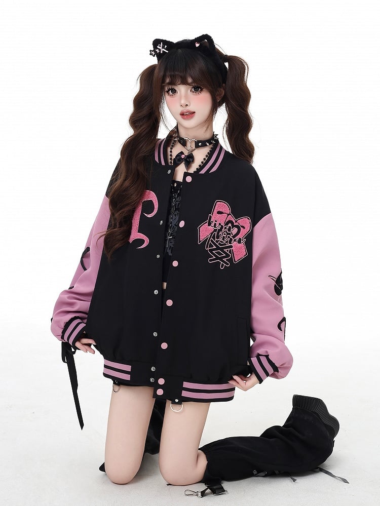 ブラック＆ピンクのリボン刺繍がほろ苦いベースボールジャケット。袖にレースアップディテール。