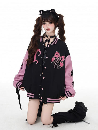 ブラック＆ピンクのリボン刺繍がほろ苦いベースボールジャケット。袖にレースアップディテール。