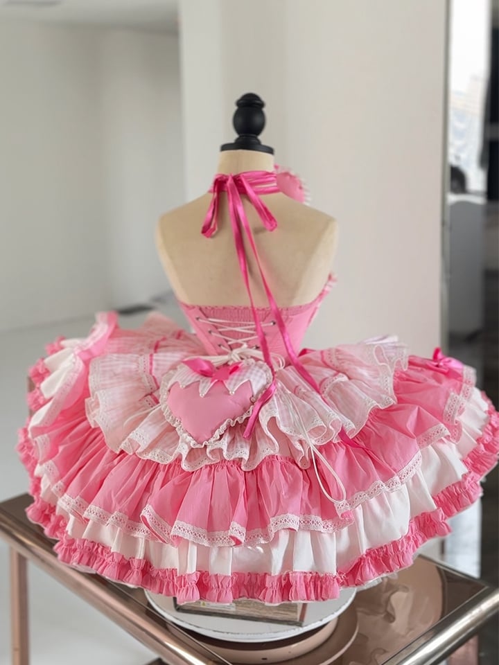 ピンクの骨太バスクウエストパフィードレス（蝶結びと大きなパッド入りハート付き）