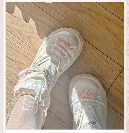 ベージュのリボンとレースのビーズチェーンのアンクルブーツ