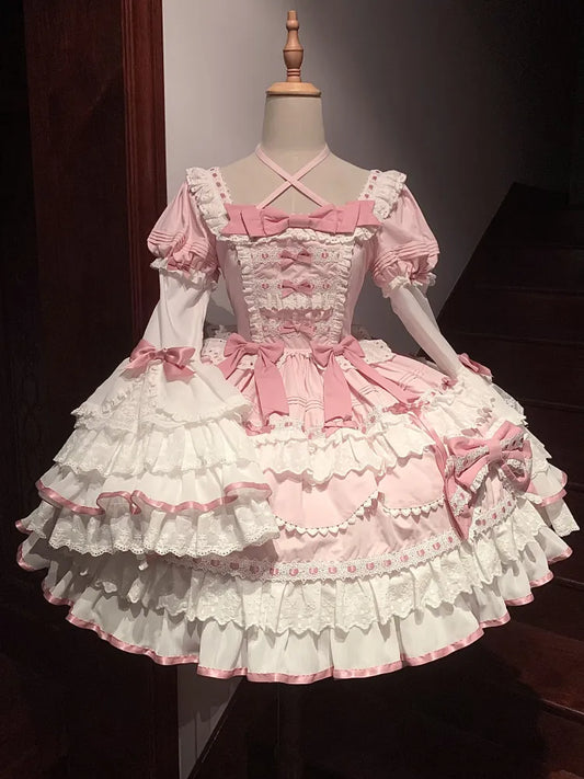 Ein rosa-weißes und glockenförmiges Kleidstück mit mehrlagigen Lolita-Ärmeln für die Schule, lang, alt