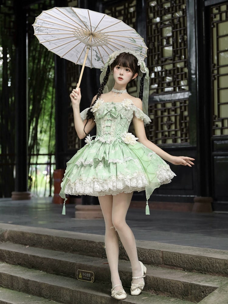 Korsettrock mit grünem Oberteil und Froschknöpfen sowie Lolita-Blumentaillenverzierung