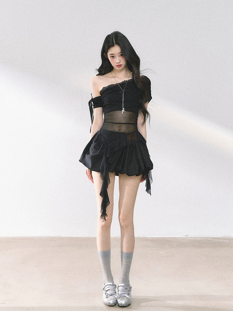 ブルー/ブラックのカスケーディングフリルアクセントメッシュトップ、ホワイトのアシンメトリーネックライン