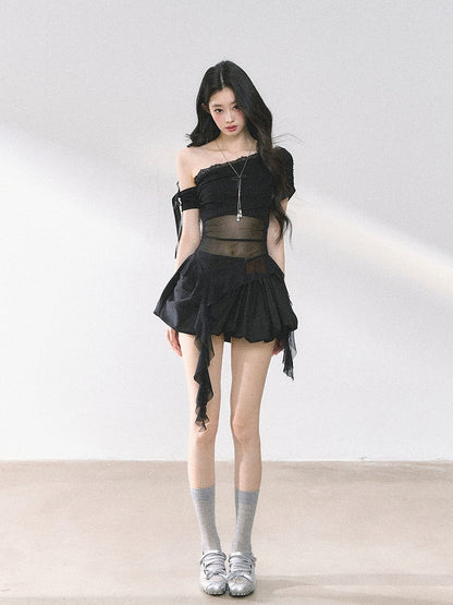 ブルー/ブラックのカスケーディングフリルアクセントメッシュトップ、ホワイトのアシンメトリーネックライン