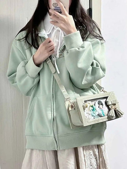 Grünes Cheongsam im Ita-Stil mit Blumenmuster und Fransentasche aus PU mit Schleife