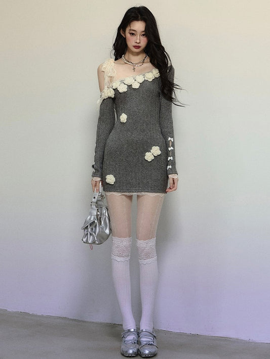 Graues, asymmetrisches Minikleid mit Häkelblumen und Spitzenbesatz