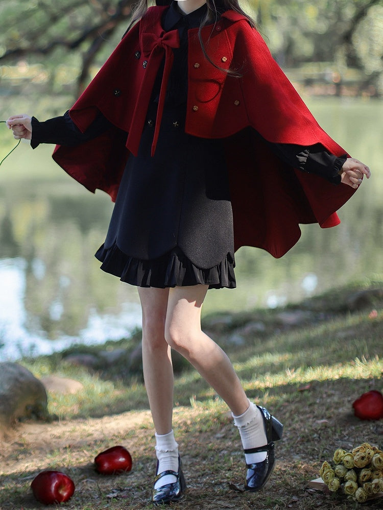 Schwarzes zweiteiliges Kleid mit Plisseebesatz und künstlichen Wellenkanten