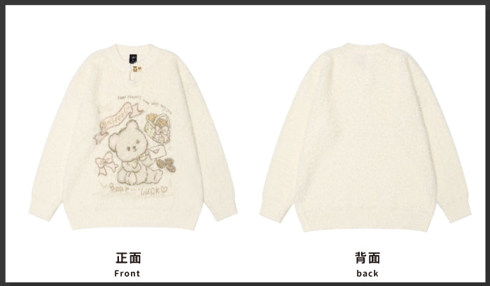 アプリコットのかわいいクマ柄モヘアのルーズセーター。フロントにカットアウトのディテール。