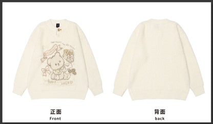 アプリコットのかわいいクマ柄モヘアのルーズセーター。フロントにカットアウトのディテール。