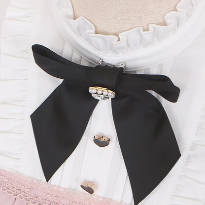 Rosa Kleid mit Rüschenausschnitt, Spitzenmanschetten und Shorts mit Rüschenbesatz