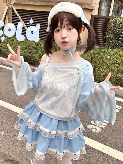 Blau-weißes Top mit asymmetrischem Ausschnitt und gestreiften Glockenärmeln