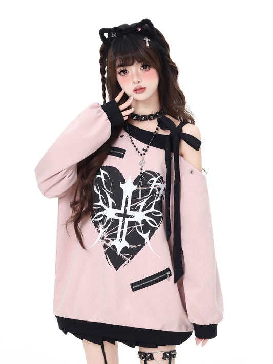 ピンクのアシンメトリーネックライン、セルフタイストラップ、ハート＆クロス スウェットシャツ