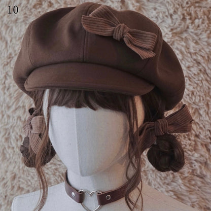 茶色のベレー帽、装飾ボタン付き帽子