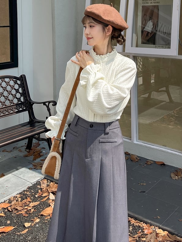 ホワイトのフリルネックラインブラウス