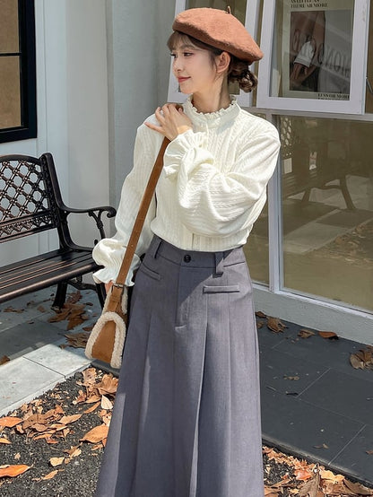 ホワイトのフリルネックラインブラウス