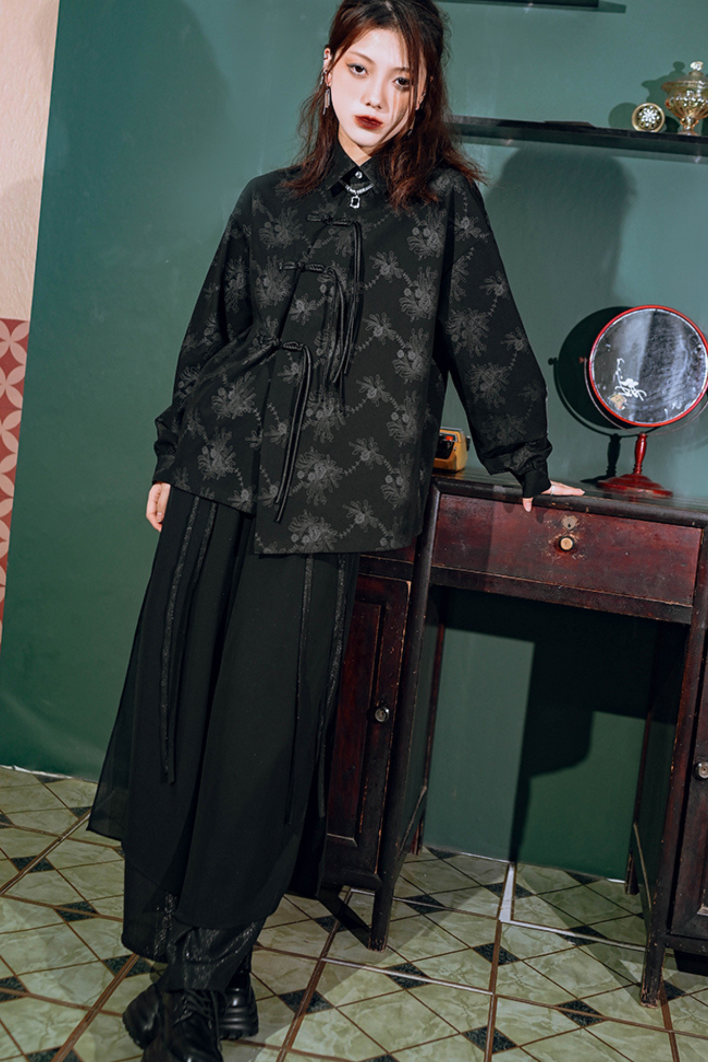 レトロなブラウスのタッセルデザイン