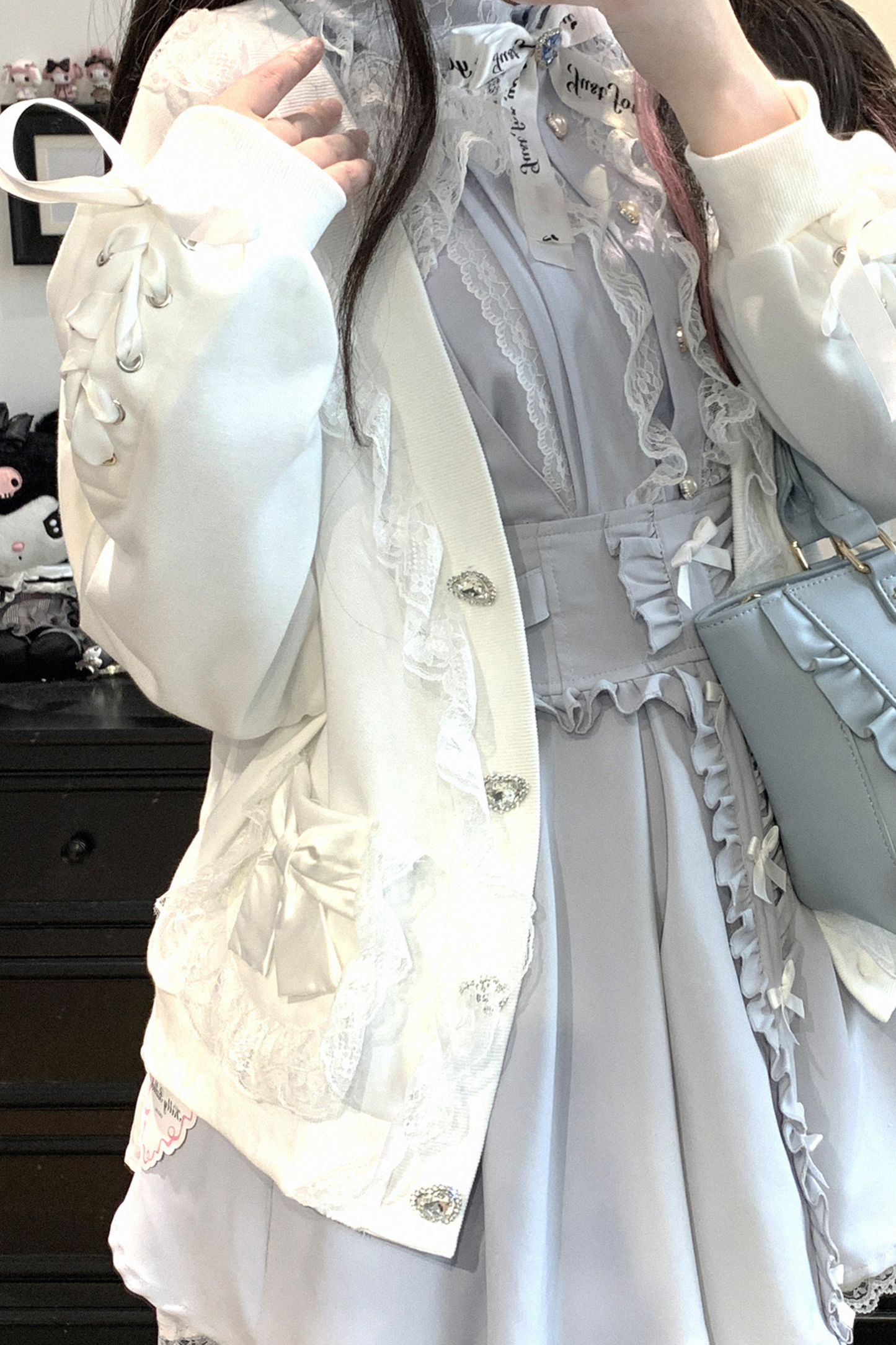 Strickjacke mit Spitzenschleife und losem Band