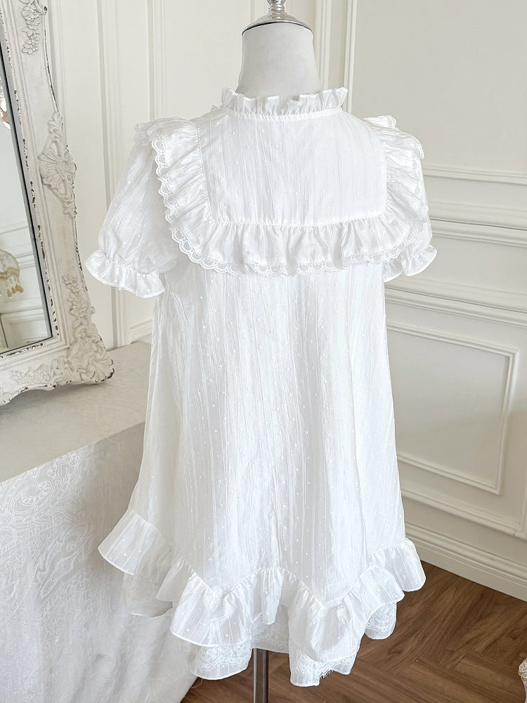 Kleid mit Puffärmeln, blauer Besatz und weißer Rüschenspitze am Ausschnitt