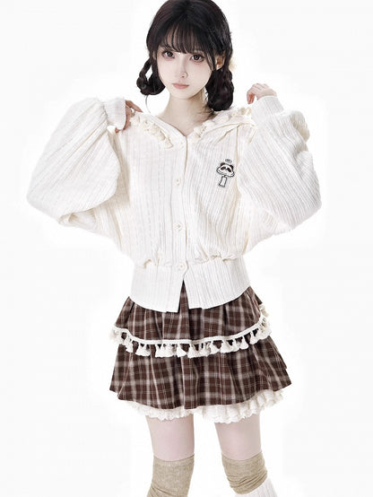 ブラウンのチェック柄ティアードスコート、フリル袖口、フリンジトリム