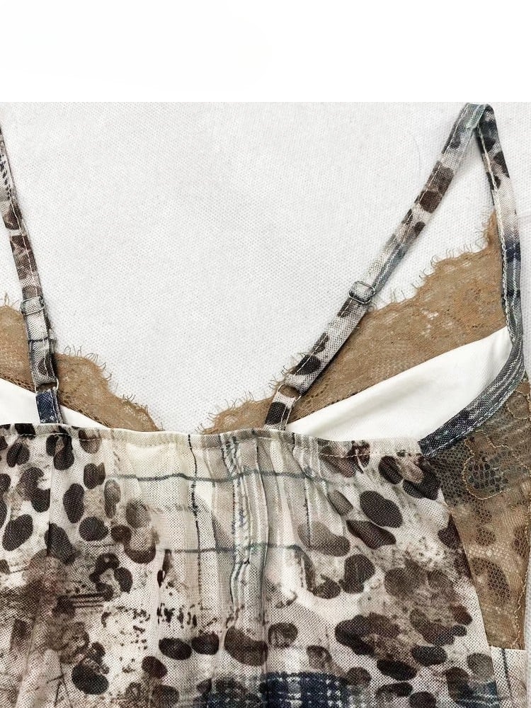 Cami-Top mit Leopardenmuster, Y2K, V-Ausschnitt, Patches + kontrastierende braune Spitze