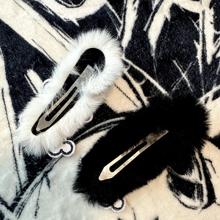 Schwarz-weiße Skelett Gothic Plüsch Haarspange